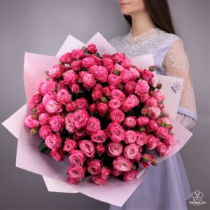 Букет из 25 кустовых роз "Леди Бомбастик"