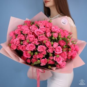 Букет из 25 кустовых роз "Пинк Дайменшес"