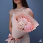 Монобукет из 5 нежно-розовых пионов