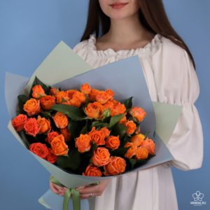 Букет из 15 кустовых роз "Корал Баблз"