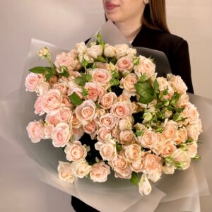 Букет из 25 кустовых роз "Крем брюле"