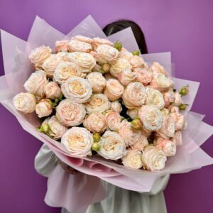 Букет из 25 кустовых роз "Бомбастик"
