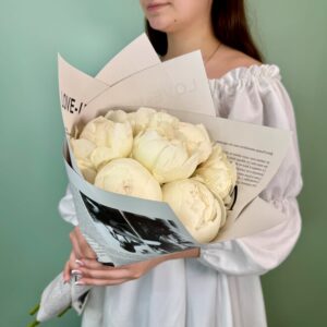Монобукет из 7 белых пионов