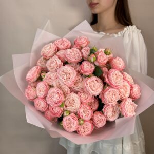 Букет из 15 кустовых роз "Мадам Бомбастик"