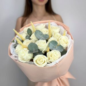 Букет из 15 роз "Плая Бланка" с эвкалиптом